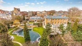 La mansión está ubicada en Chelsea, Londres. La mansión está ubicada en Chelsea, Londres.