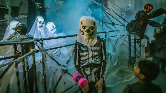 Las calabazas, las brujas, los gatos negros y otros símbolos de Halloween combinan antiguas leyendas, supersticiones y costumbres populares que evolucionaron hasta convertirse en parte de la celebración moderna.