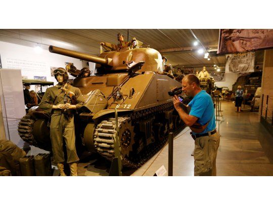 El tanque Chrysler M4A4 Sherman de 1944 que pesaba 32 toneladas tocó el precio más elevado, vendiéndose por 280.000 euros.
