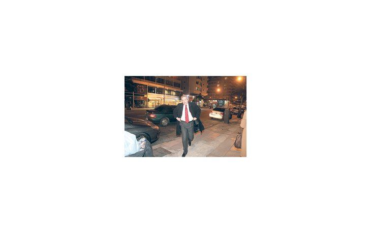 ámbito.com | Felipe Solá anoche al ingresar al domicilio de un asesor legislativo en el barrio porteño de Recoleta, en donde cenaron los caciques del Peronismo Federal y discutieron una estrategia electoral única para 2011.