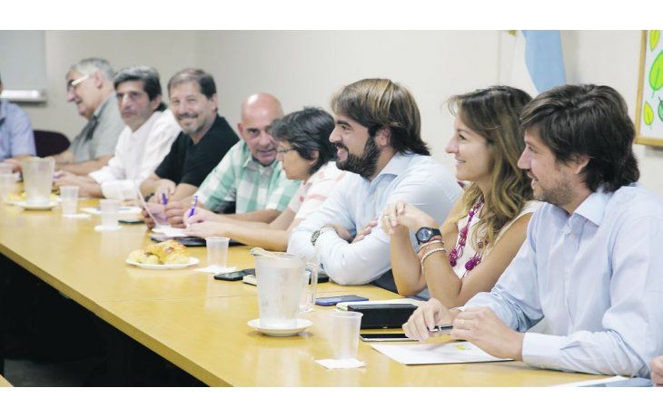 Cara a cara. La ministra de Educación porteña, Soledad Acuña, fue la anfitriona ayer de la reunión paritaria con los docentes. La oferta fue en linea con la política salarial que impulsa la Casa Rosada y con el Pacto Fiscal.