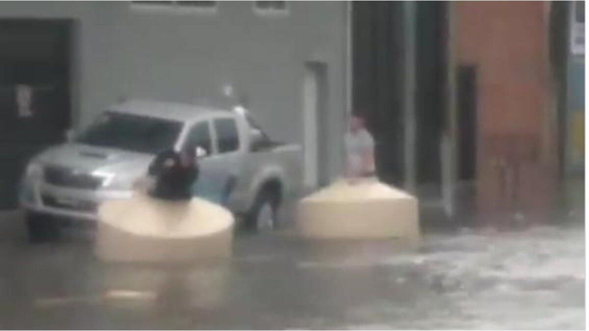 Tanques de agua, ¡al ataque!: navegaron en dos recipientes gigantes en ...