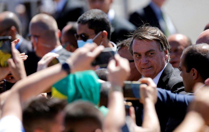 El presidente de Brasil, Jair Bolsonaro, sin barbijo ni distancia social.