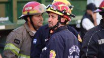 Bomberos continúan trabajando a sol y sombra tras el derrumbe en Villa Gesell