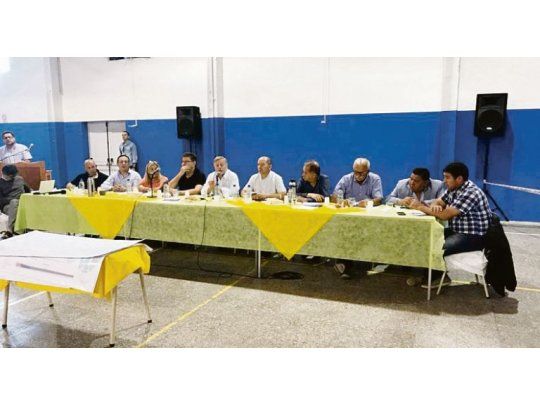 Mesa. El ministro de Energía llegó a la pequeña localidad de Telsen, en Chubut, donde pidió a dirigentes provinciales que se abra el debate por el proyecto minero. “Desde el Gobierno nacional no venimos a imponer nada”, dijo.
