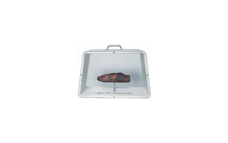 ámbito.com | «Valijita de panadero», homenaje a Marcel Duchamp, una de las obras que integran la extraordinaria muestra de Víctor Grippo, emotivo recorrido por 30 años de trayectoria.