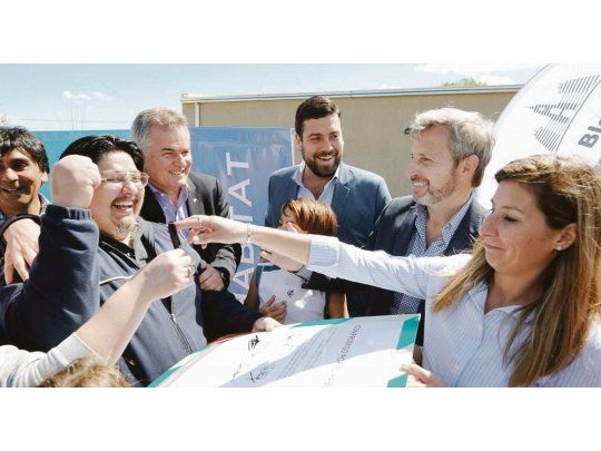 Domingo de campaña. Rogelio Frigerio fue ayer a Bahía Blanca con Lucas Delfino.