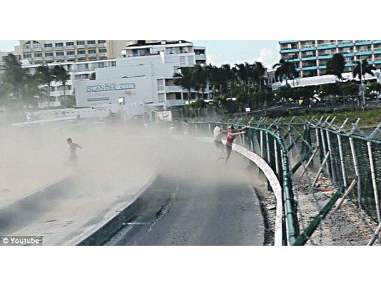 Aterrizaje. El aeropuerto de la isla Sint Maarten, queda pegado a la playa y los aviones pasan a metros de los turistas.