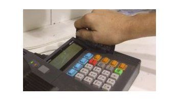 Respaldan iniciativa para obligar a que comercios acepten pago con tarjetas