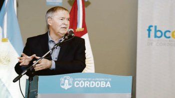 foco. El gobernador Juan Schiaretti, durante el anuncio ayer de créditos para comercios “que tal vez no recibieron ningún beneficio”.