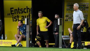 Erling Haaland se lesionó por chocar con el árbitro en el duelo entre Borussia Dortmund y Bayern Munich.
