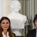 Zulemita Menem y Javier Milei en Casa Rosada junto al busto de su padre, el expresidente Carlos Menem. Zulemita Menem y Javier Milei en Casa Rosada junto al busto de su padre, el expresidente Carlos Menem.