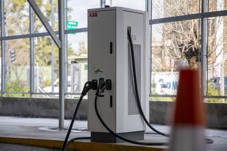 In private public access spaces, chargers will be installed from 7 kW in alternating current, with the option of direct current equipment. 