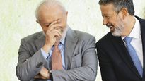 RELAJADO. El presidente de la Cámara baja de Brasil, Arthur Lira, sonríe junto al presidente de Brasil, Luiz Inácio Lula da Silva, durante una ceremonia en el Palacio Planalto en Brasilia.