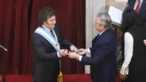 Alberto Fernández le entrega el bastón presidencial a Javier Milei