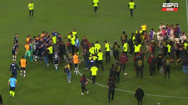 Escandaloso final entre Universitario y Gimnasia por Copa Sudamericana