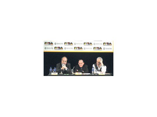 Hernán Lombardi, ministro de Cultura, con los directores artísticos del Fiba, Rubén Szuchmacher y Alberto Ligaluppi.