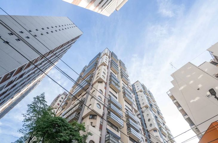 La torre sobresale por su altura y por las aberturas redondas que distinguen su fachada, una característica poco frecuente en el mercado residencial porteño La torre sobresale por su altura y por las aberturas redondas que distinguen su fachada, una característica poco frecuente en el mercado residencial porteño