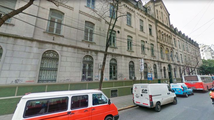 El joven con estado reservado continúa internado en el Hospital Gutierrez, mientras que el otro estudiante está en el Hospital de Quemados.