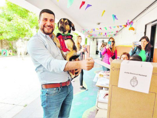 upa. Marcos Cleri, el candidato del Frente de Todos, fue a votar con su perro Vito, que lleva ese nombre porque lo adopt&oacute; en Victoria.