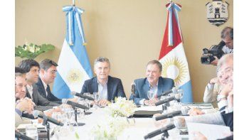 Mauricio Macri y Juan Schiaretti, en la cabecera de la reunión de ministros nacionales y provinciales que se realizó ayer en la ciudad de Córdoba.