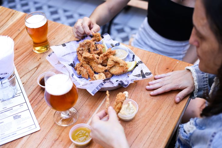 Urban bar with excellent selection of artisanal birras and street food. Urban bar with excellent selection of artisanal birras and street food.