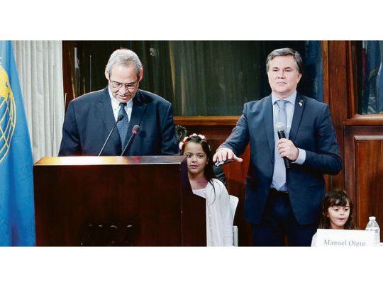 ACTO. Manuel Otero (izq.) asumió el cargo de director general del Instituto Interamericano de Cooperación para la Agricultura (IICA) en San José, Costa Rica, acompañado por sus nietas.
