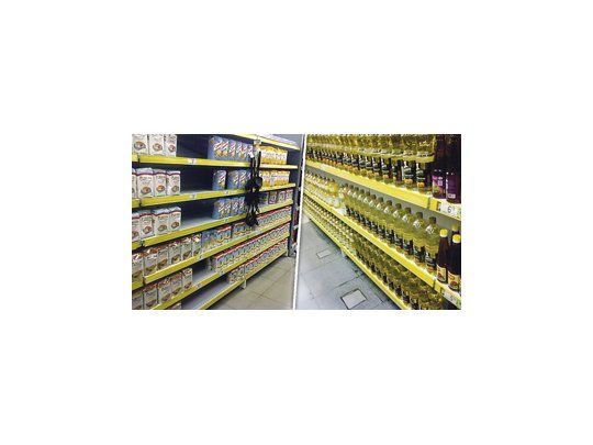 El congelamiento de precios funcionó este fin de semana mejor que el anterior, al menos en cuanto a los productos básicos. Igualmente hubo faltantes, fundamentalmente de harinas y aceites. En un supermercado de Belgrano la estrategia fue completar la primera fila. Aun así, los baches eran claros.