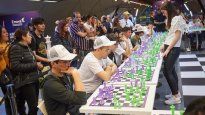 se realizo un nuevo torneo simultaneo de ajedrez en el subte con la campeona mundial sub-20