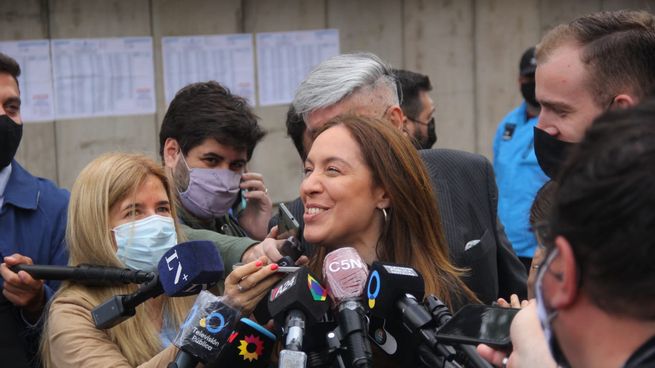 María Eugenia Vidal rodeada por periodistas.&nbsp;