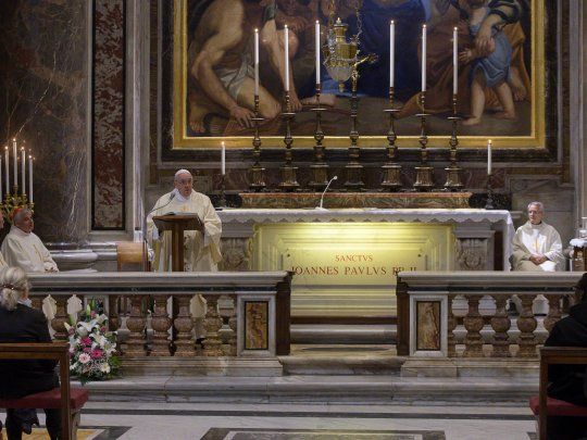 La primera misa con fieles oficiada en dos meses por el Papa fue en homenaje a San Juan Pablo II.