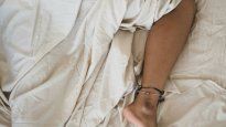 Qué dicen los psicologos sobre dormir con una pierna afuera de las sabanas.