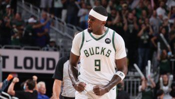 sin antetokounmpo, milwaukee gano y quedo a un partido de la final