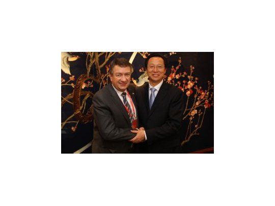 Norberto Yauhar, ministro de Agricultura, junto a su par chino, Han Chang Fu.