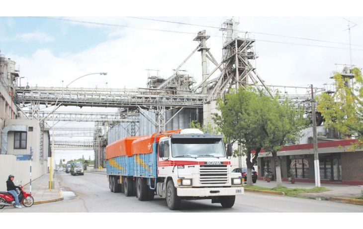 Mal camino. El 85% de la cosecha argentina se transporta por esta vía. Hace falta un plan estructural para bajar costos, mejorar rutas, caminos y autopistas, al tiempo que se incentiva el traslado en tren.