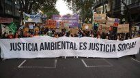 Distintas organizaciones sociales, ambientales y políticas, en una protesta frente al Congreso nacional, en 2022.