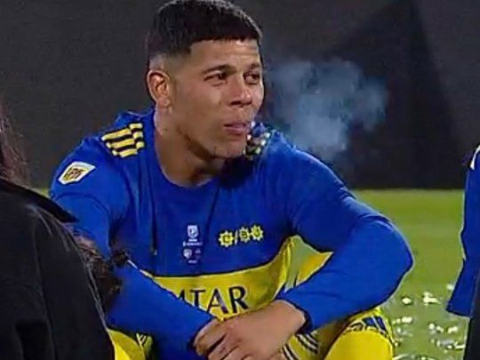 Marcos Rojo exhala el humo de su cigarrillo después de la victoria de Boca ante Tigre en la final de la Copa de la Liga.
