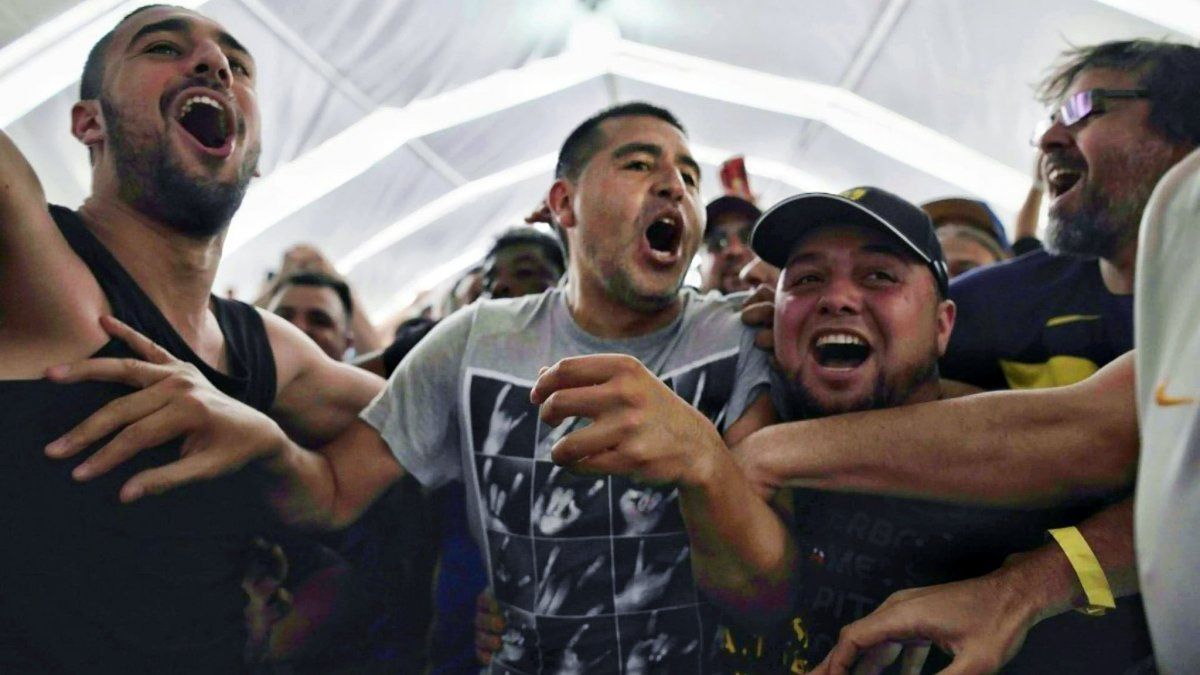 Riquelme voted, assured that he would win the elections and sang with the fans