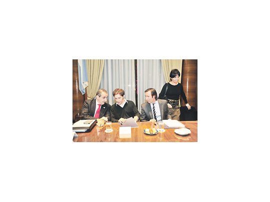 Guillermo Moreno, Axel Kicillof, Hernán Lorenzino y Mercedes Marcó del Pont, junto con Ricardo Echegaray, contestaron ayer preguntas de los privados  sobre cómo se implementará el blanqueo. Prometieron celeridad.