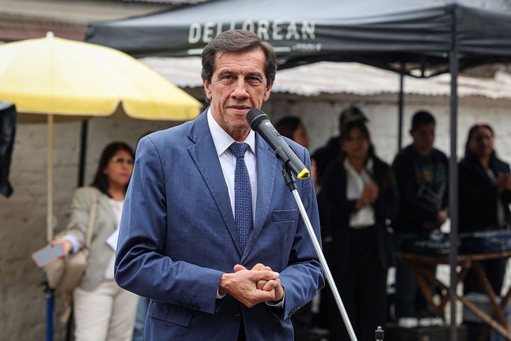 En Jujuy, los docentes rechazaron el aumento salarial que ofertado por el gobierno del radical Carlos Sadir. En Jujuy, los docentes rechazaron el aumento salarial que ofertado por el gobierno del radical Carlos Sadir.