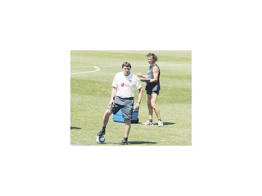 Julio Falcioni en la práctica de Boca. El entrenador tiene dudas en el mediocampo y en la delantera.