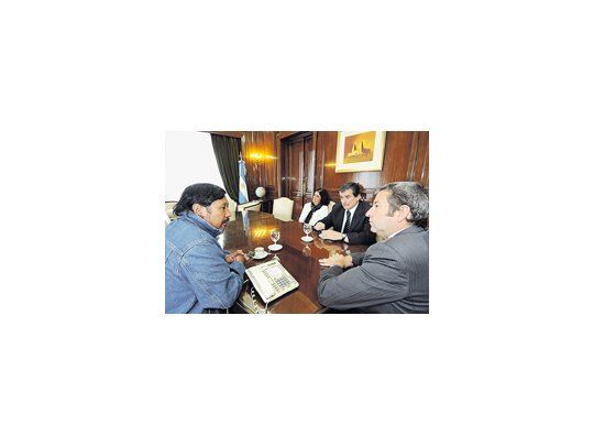 Con vistas a la 4ª Cumbre de los Pueblos Indígenas de América se reunieron con el presidente del Senado, Julio Cobos, el diputado nacional Pablo Ventura Zancada y Jorge Ñancucheo, mapuche de la Organización Nacional de Pueblos Indígenas de Argentina.