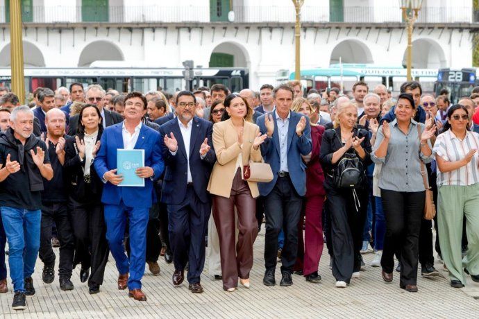 La protesta comenzó en la Plaza de Mayo. La protesta comenzó en la Plaza de Mayo.