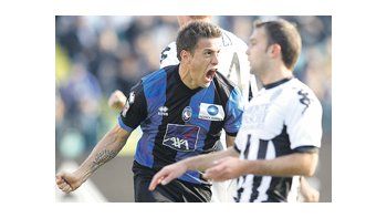 Germán Denis se llena la boca de gol. El exjugador de Independiente marcó los dos tantos del Atalanta en el empate ante Siena.