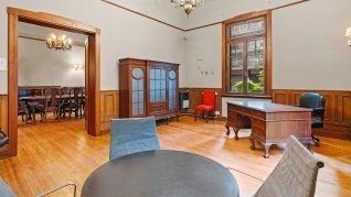 Una casona de época que salió al mercado, es casi centenaria y se hizo famosa por una serie de Netflix Una casona de época que salió al mercado, es casi centenaria y se hizo famosa por una serie de Netflix