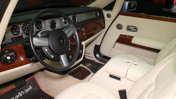El opulento convertible de Rolls Royce se transformó en un biplaza y recibió faros delanteros bi-xenón empotrados completamente nuevos con tecnología LED que flanqueaban la imponente parrilla Rolls-Royce, que estaba ligeramente inclinada.