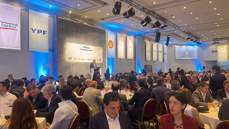 La decisión del Gobierno de incluir el upstream en el RIGI fue aplaudida en el Sheraton de Retiro por los petroleros. La decisión del Gobierno de incluir el upstream en el RIGI fue aplaudida en el Sheraton de Retiro por los petroleros.