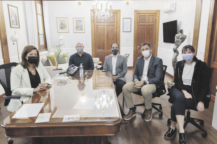 pasos. Días atrás, la gobernadora de Río Negro se reunió en Viedma con representantes de la firma australiana en la Argentina, quienes anunciaron el inicio del plan de prefactibilidad.