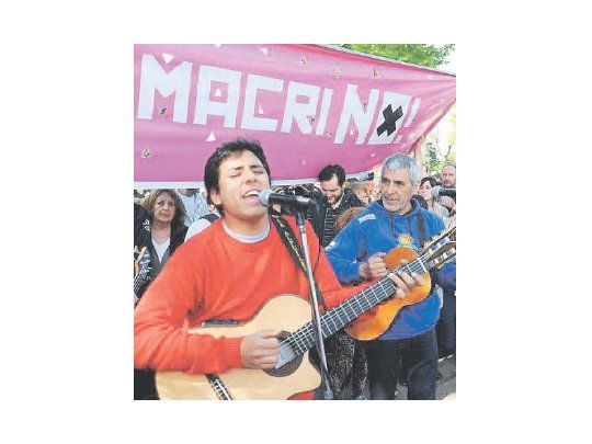 Un festival artístico en el porteño Parque Centenario buscó el fin de semana atraer votos para Daniel Scioli.