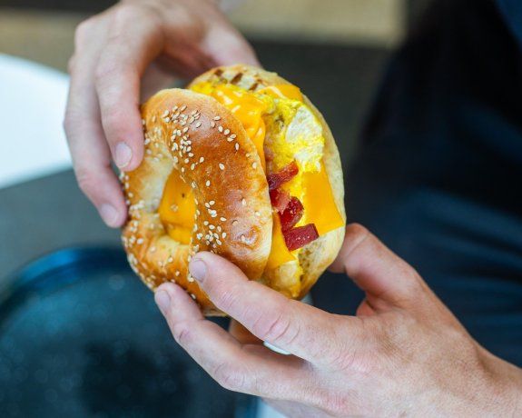 El favorito del menú es el bagel New York. El favorito del menú es el bagel New York.